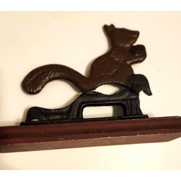 Vintage Cast Iron Squirrel Nutcracker On Wooden Base - Picture 4 of 6